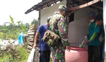Anggota Satgas TMMD Bojonegoro Belajar Buat Pupuk Organik Berbahan Air Bekas Cucian Beras